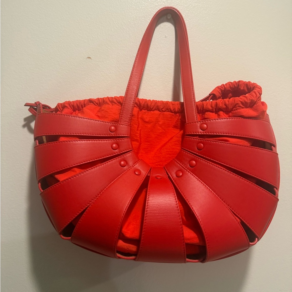 New - Bottega Veneta
Chili Tomato Calfskin Leather Large Shell Bag - Picture 11 of 17